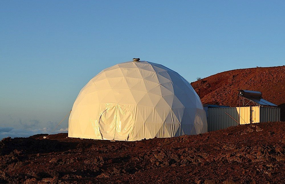 Die Raumstation, in der drei Frauen und drei Männer ein Jahr lang auf engstem Raum zusammen gelebt haben, stand in einer Lava-Landschaft auf Hawaii. 