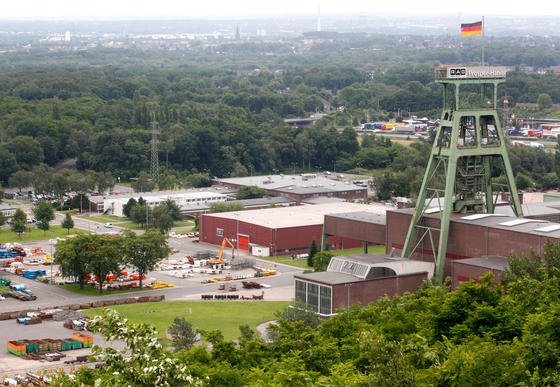 Die Zeche Prosper-Haniel in Bottrop könnte nach ihrer Schließung 2018 zu einem riesigen Pumpspeicherkraftwerk umgebaut werden. Technisch ist die Zeche dazu geeignet, ergab jetzt eine Untersuchung. Das Wasser aus einem Speichersee an der Oberfläche würde 600 m in die Tiefe strömen.