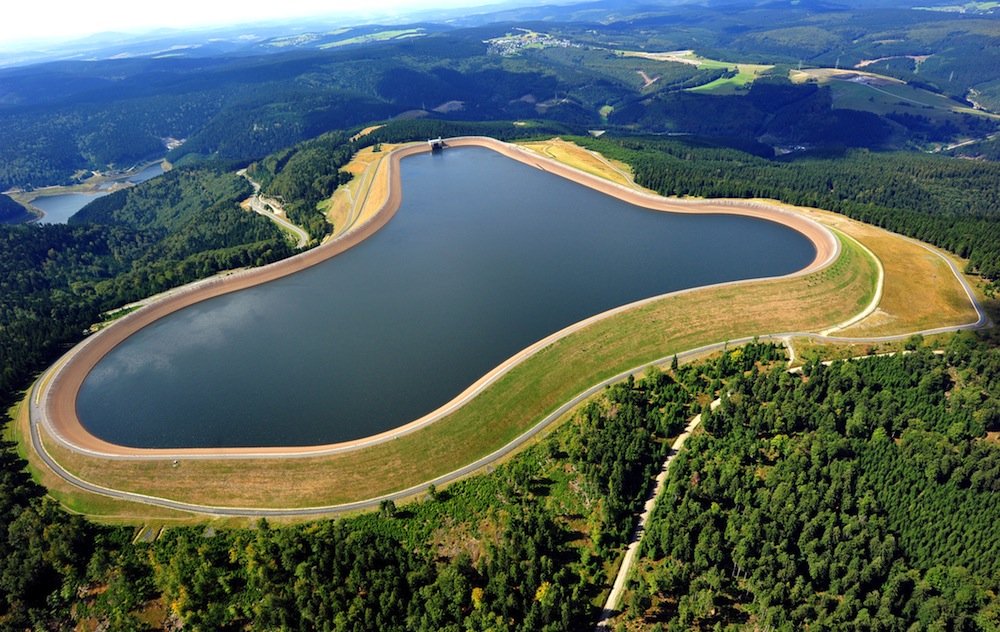 Deutschlands größtes Pumpspeicherkraftwerk im südthüringischen Goldisthal besteht seit zehn Jahren. Neu sind kleine Akkus, die selbst hergestellten Strom direkt vor Ort speichern und wieder abgeben.