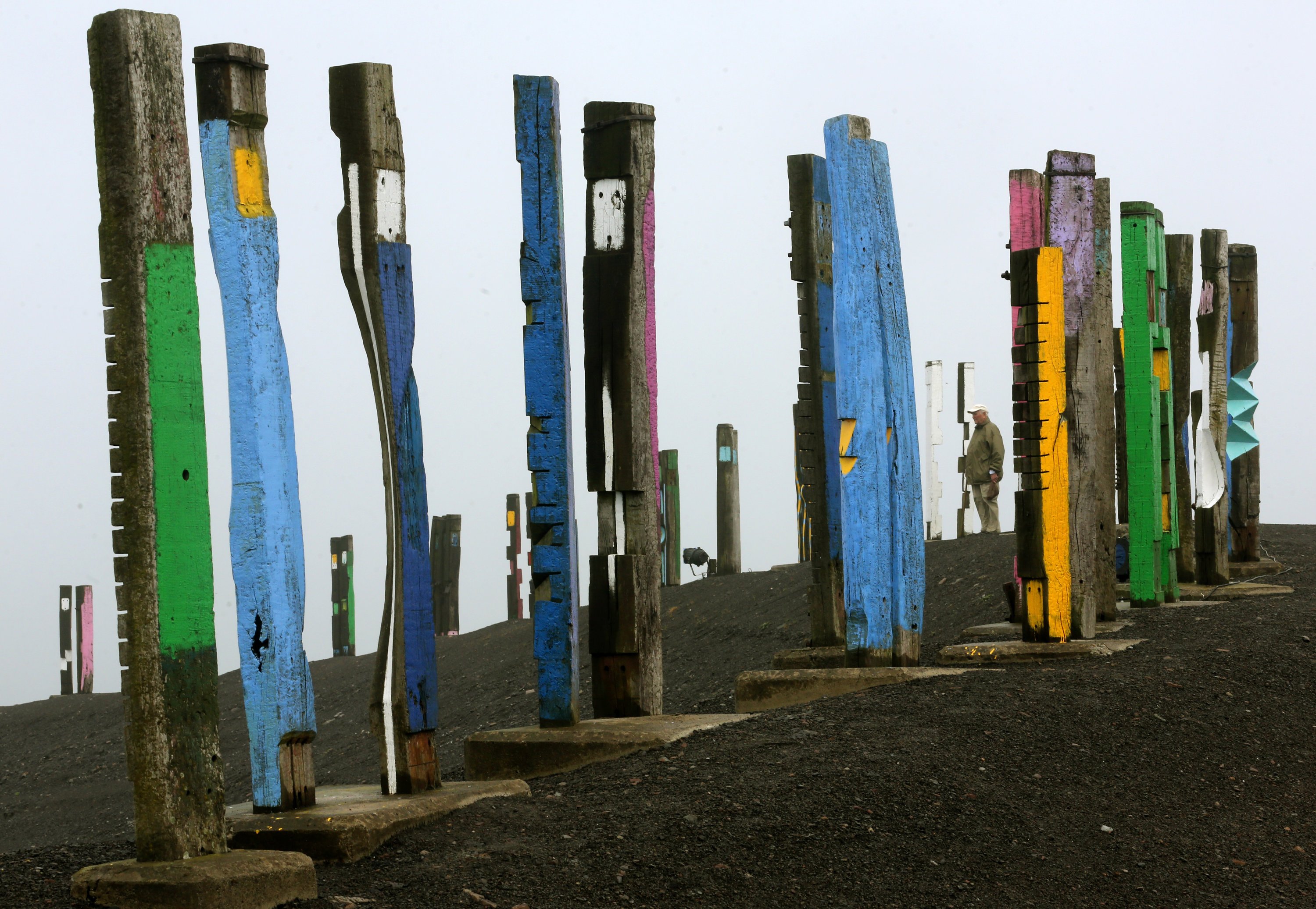 „Totems“ aus Eisenbahnschwellen des baskischen Bildhauers Agustin Ibarrola auf der Abraumhalde der Zeche Prosper-Haniel in Bottrop: Die Zeche stellt 2018 ihre Förderung ein und könnte zu einem Speicherkraftwerk werden. Auf der Abraumhalde soll dann ein Windpark entstehen.