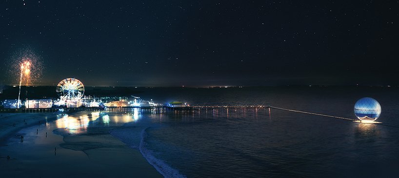 Clear Orb bei Nacht: Zur Kugel gelangt man vom berühmten Boardwalk am Santa Monica Pier aus über einen Weg, der langsam abfällt bis unter die Wasseroberfläche. 