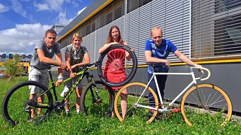 Haben die textilen Speichen entwickelt: Die vier Nachwuchsforscher Ingo Berbig (v.l.), Daniela Storch, Stephanie Mager und Dirk Fischer von der TU Chemnitz wollen jetzt ein Unternehmen gründen.