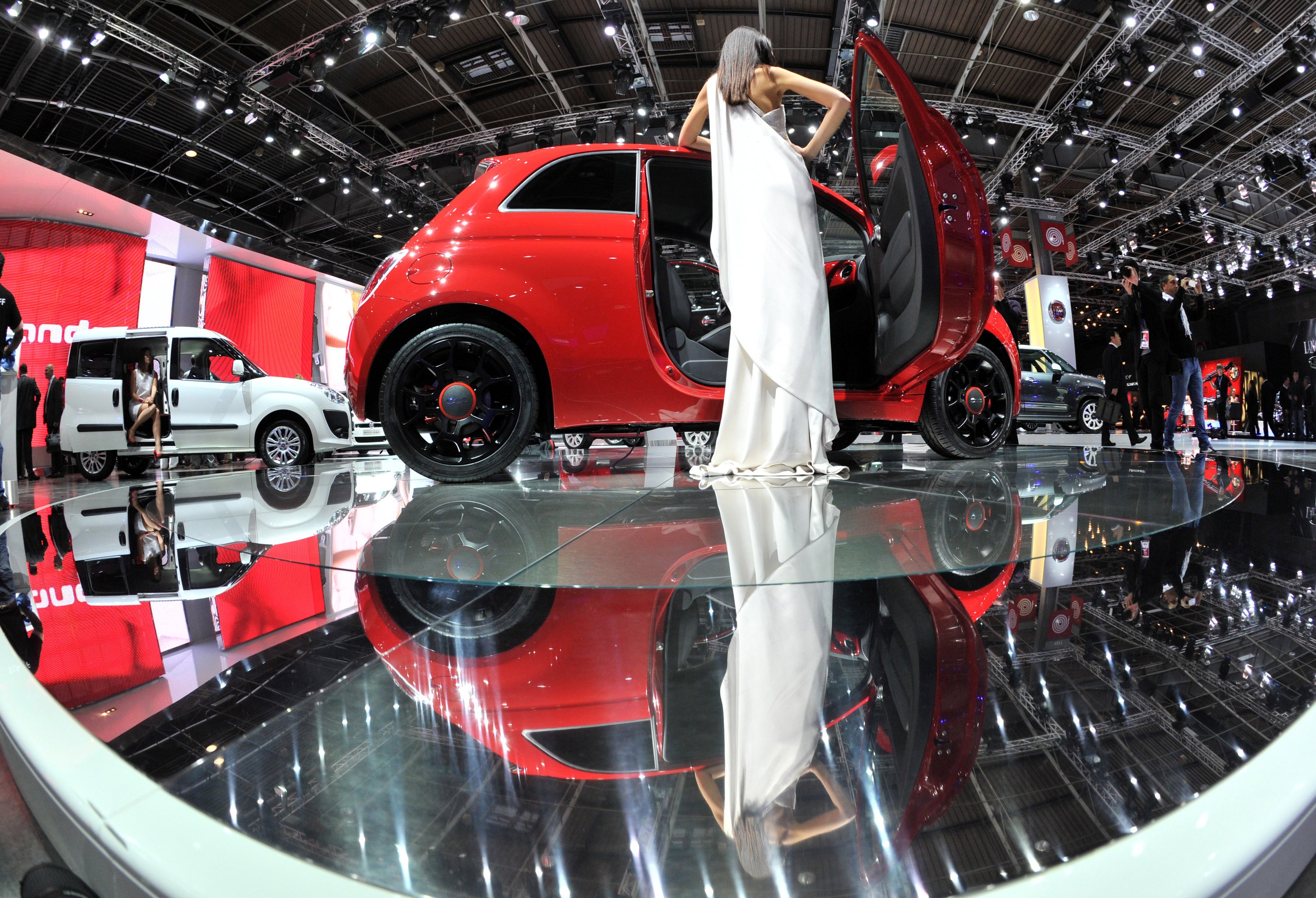 Fiat 500 auf dem Pariser Autosalon: Bundesverkehrsminister Alexander Dobrindt hat jetzt die EU-Kommission eingeschaltet wegen der hohen NOx-Werte von Fiat-Modellen. Er prüft erneut ein Verkaufsverbot in Deutschland.