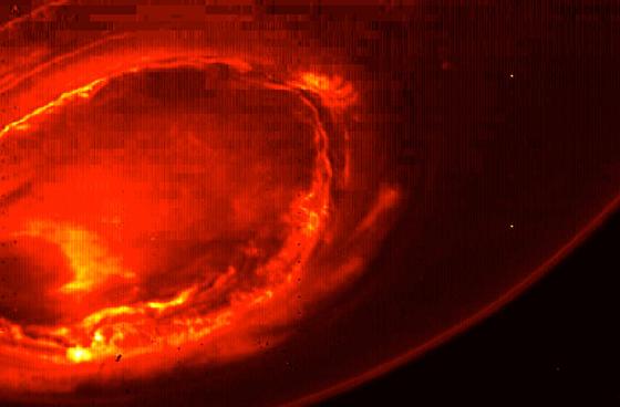 Infrarotaufnahme des Jovian Infrared Auroral Mapper: Erstmals sind die Polarlichter am Südpol des Jupiter zu sehen. 