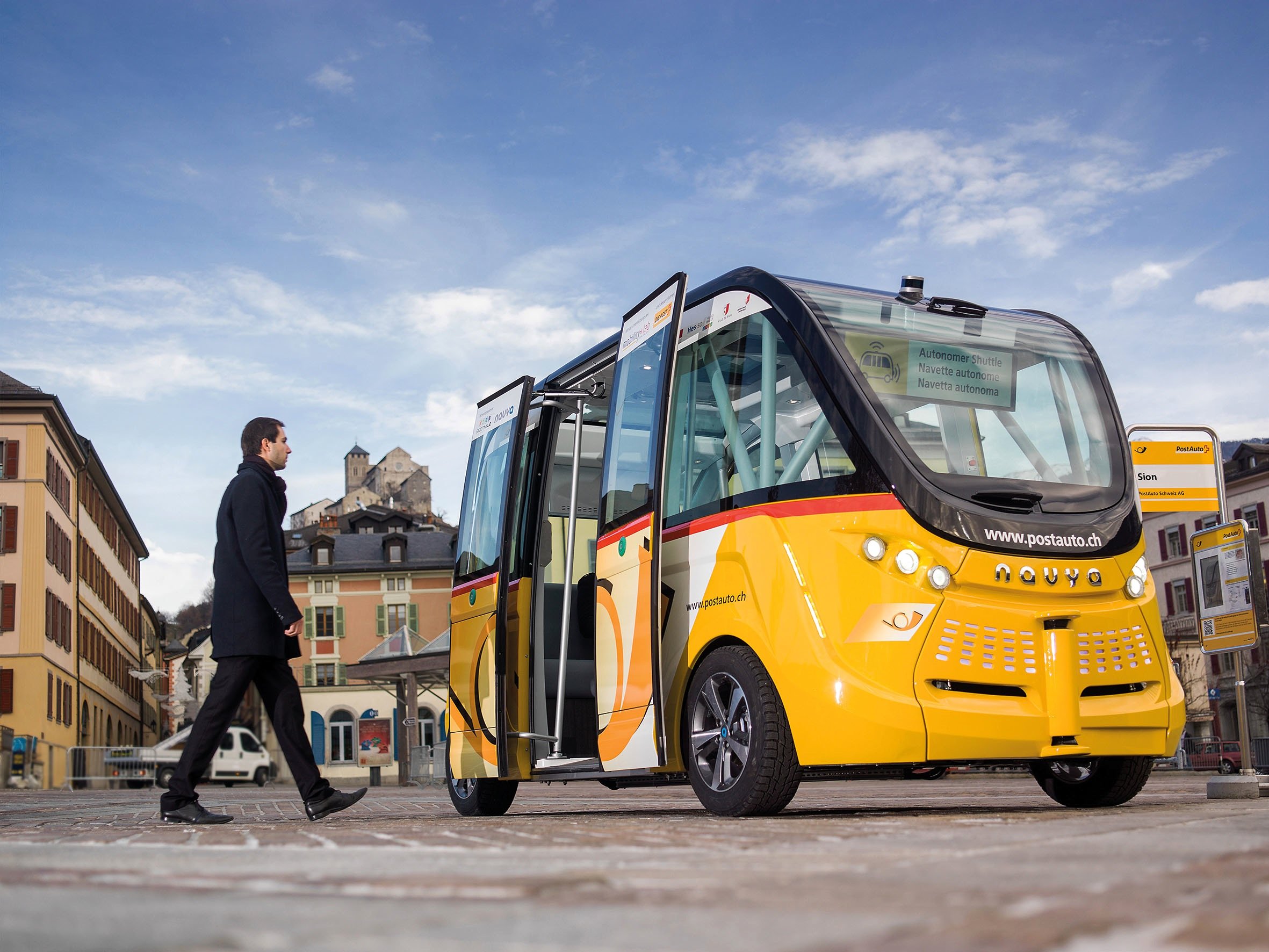 Der neue autonome Bus der Schweizer Post fährt derzeit im Alltagsbetrieb in Sitten Fahrgäste zum Bahnhof.