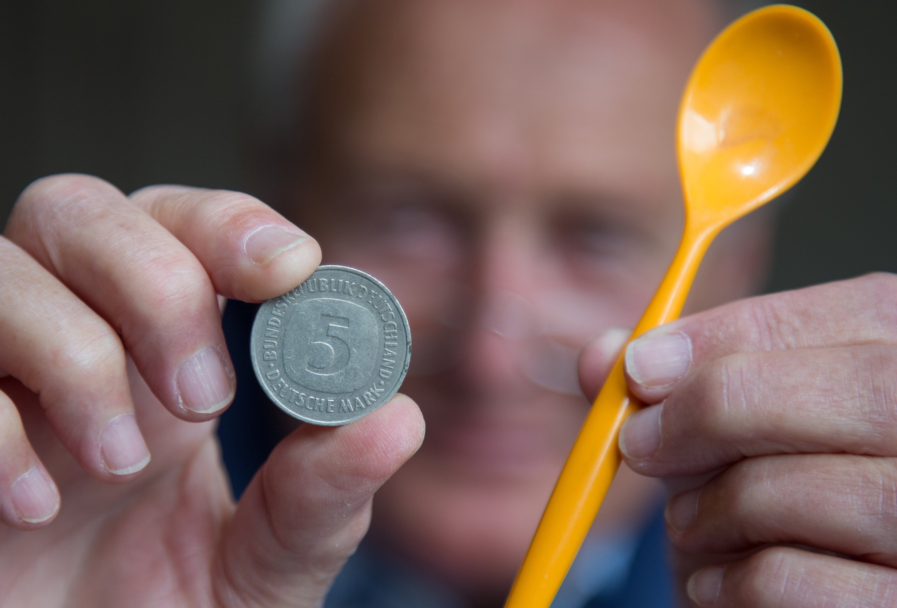 Das 5-Mark-Stück hat Miederer aus dem Magen eines kleinen Jungen geborgen. Er hat es dem Vater des Jungen abgekauft. Daneben ein verschluckter Plastiklöffel.