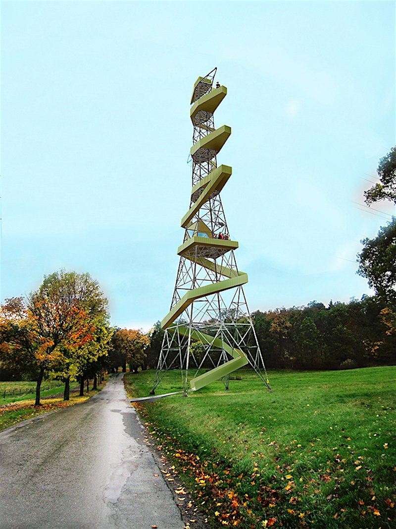 Schlangengleich windet sich die Wendeltreppe aus Holz hoch zu der hölzernen Aussichtsplattform.