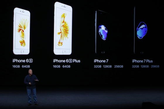 Apples Senior Vice President Phil Schiller erklärte das neue iPhone 7. Es hat keine Buchse mehr für Kopfhörer, dafür aber eine wesentlich bessere Kamera.