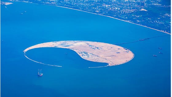 Diese künstliche Insel direkt vor der Küste der Stadt Haikou soll in den nächsten Jahren zu einem Touristenparadies im Meer gestaltet werden.