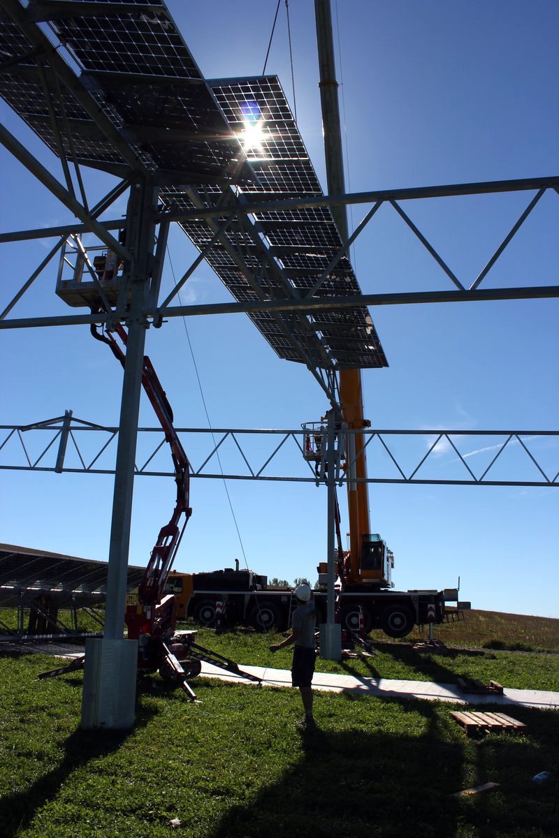 Nach Zusammenfügung der PV-Module zu fertigen Modulreihen, wurde die gesamte Modulreihe mit einem Kran angehoben und an der Aufständerung montiert. 