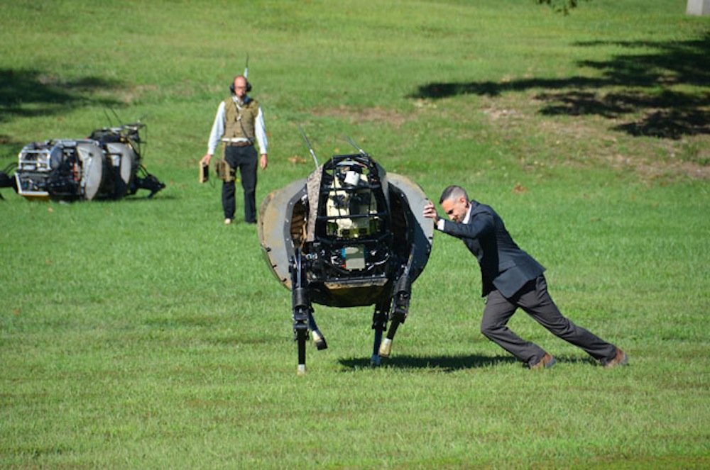 Laufender Roboter AlphaDog von Boston Dynamics: Der Transport-Muli ist zwar nicht so leicht umzuwerfen, für militärische Einsätze aber viel zu laut.