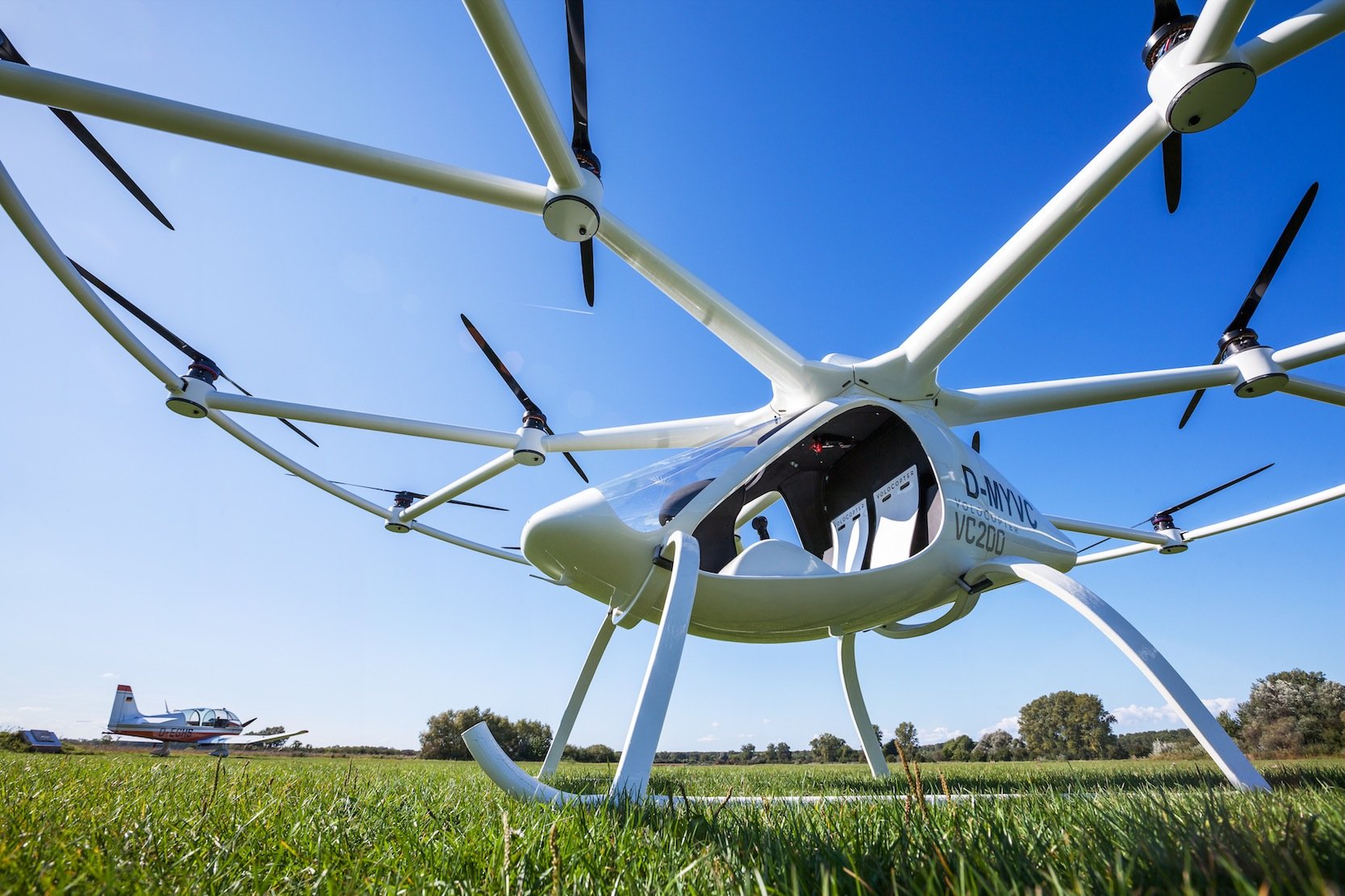 Der Volocopter VC200 wird von 18 Rotoren angetrieben: Jetzt hat das ungewöhnliche Fluggerät auch seinen ersten bemannten Flug erfolgreich absolviert.