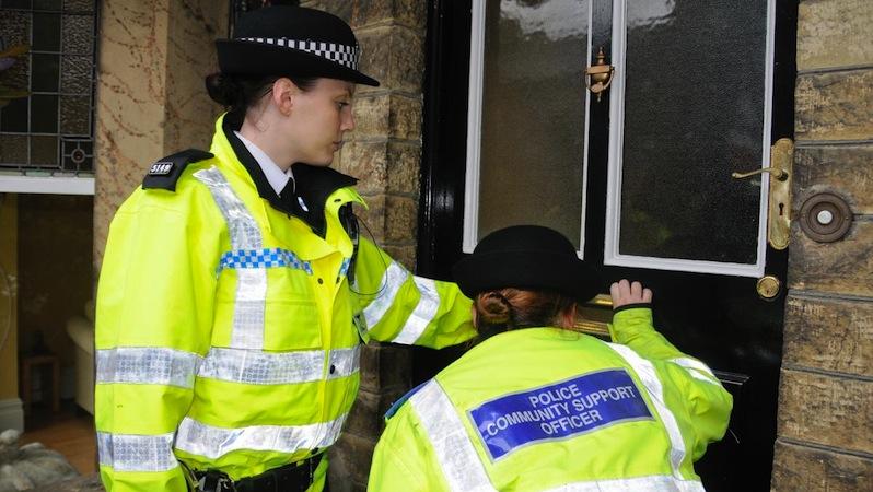 Die britische Polizei in West Yorkshire kann selbst latente Fingerabdrücke auswerten, die aus nur schwer sichtbaren Substanzen wie Drüsensekreten bestehen. Möglich macht das die sogenannte MALDI MSI-Methode. 