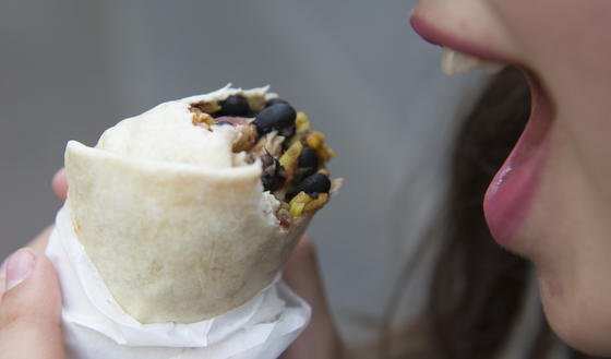 Eine Frau mit einem Burrito in der Hand: Der Internet-Riese Google will in den USA die Burrito-Lieferung mit Drohnen testen. 