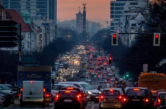 Morgendlicher Berufsverkehr in Berlin: Erstmals hat ein Gericht einer Großstadt Fahrverbote für Dieselfahrzeuge empfohlen. Anders könnte die Einhaltung der gesetzlichen Grenzwerte nicht geschafft werden.