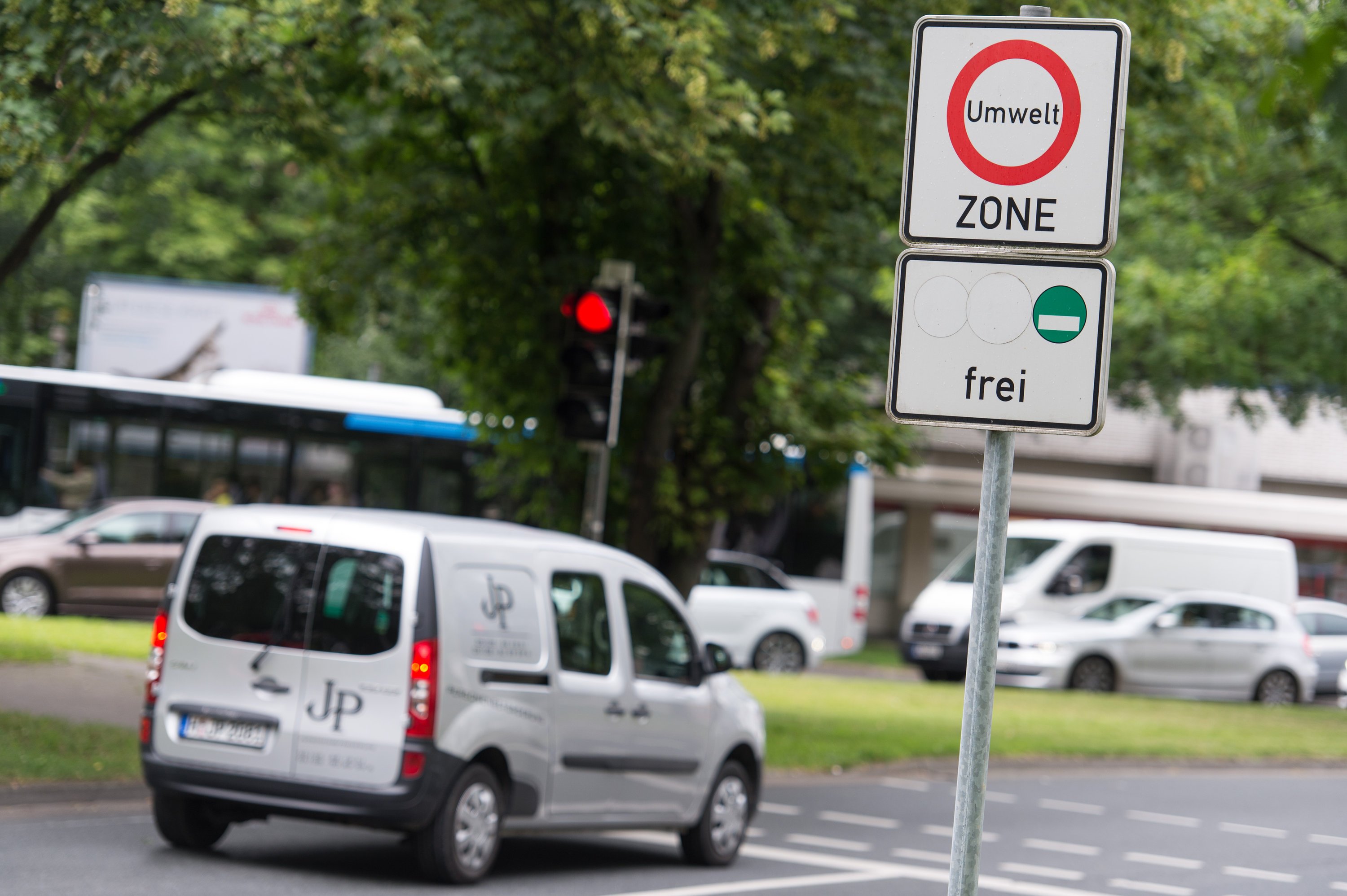 Umweltzone in Hannover: Weil Dieselfahrzeuge im Verkehr deutlich mehr Schadstoffe ausstoßen als bei den offiziellen Testreihen im Labor, hat die Einführung von Umweltzonen für 