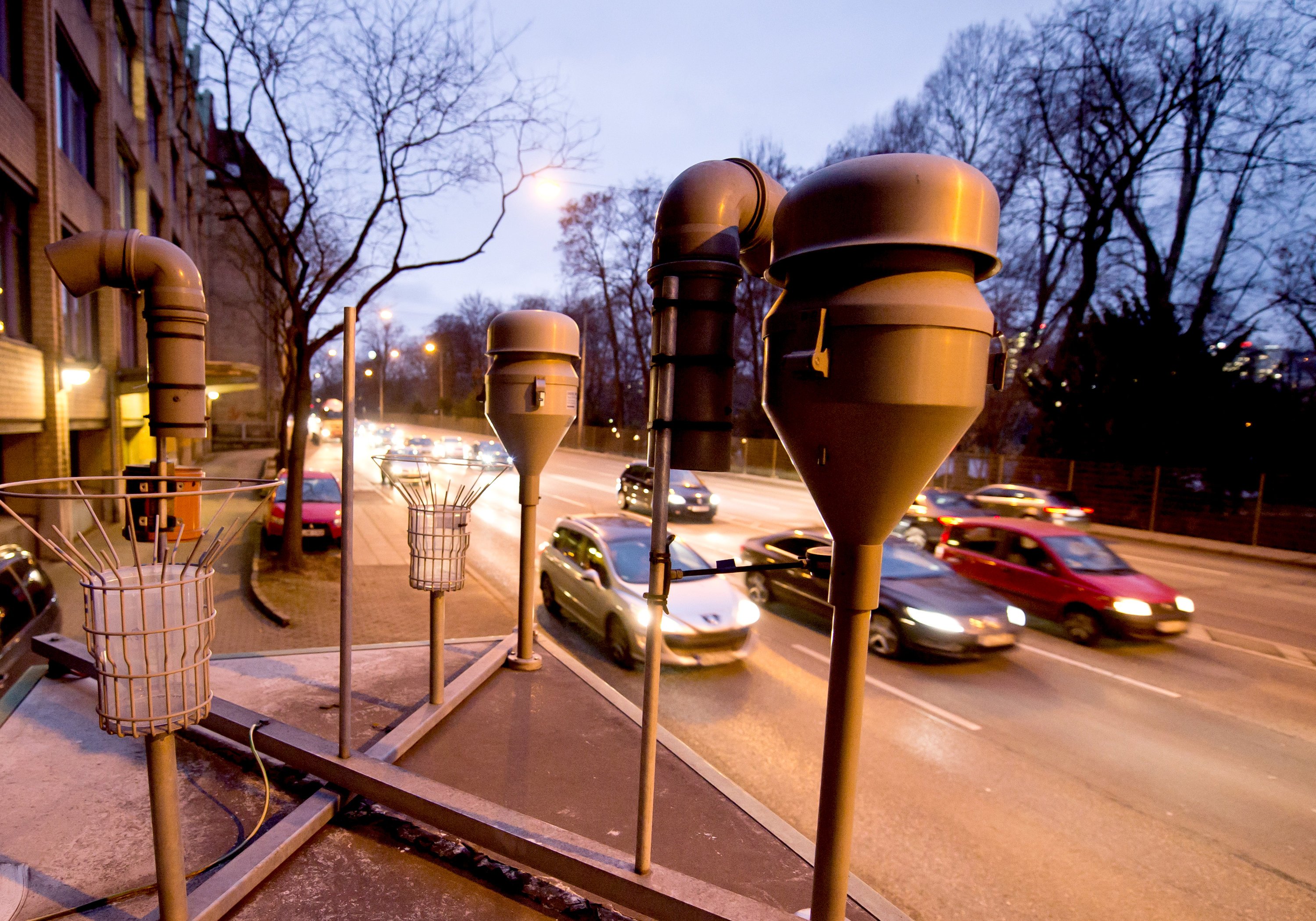 Messstation am Neckartor in Stuttgart: Obwohl in über 50 Ballungsräumen in Deutschland die Luftqualität an Hauptstraßen schlecht ist und die Schadstoffwerte über den Grenzwerten liegen, dürfen Dieselfahrzeuge als Hauptverursacher weiter in die Innenstädte fahren.