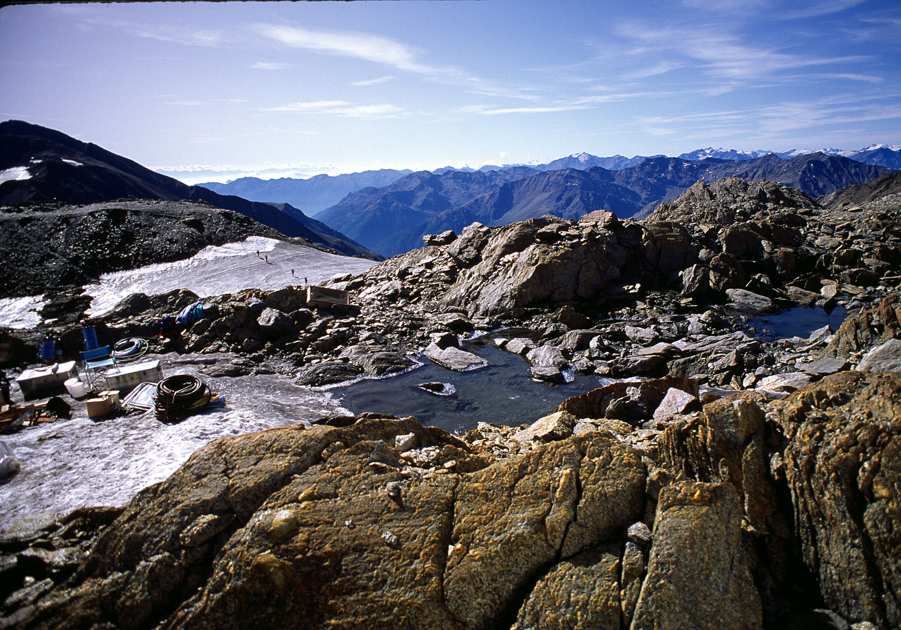 Ötzi wurde in Südtirol auf rund 3.200 m Höhe nahe dem Weg von der Similaunhütte zum Tisenjoch in einer Felsmulde gefunden, die von steilen Felsrippen umgeben ist. 