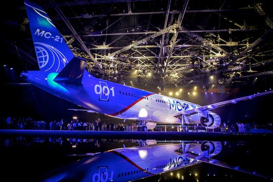 Mit dem Mittelstreckenflugzeug MS-21 will der russische Hersteller Irkut gegen Airbus und Boeing antreten. Die Serienproduktion soll 2017 anlaufen.