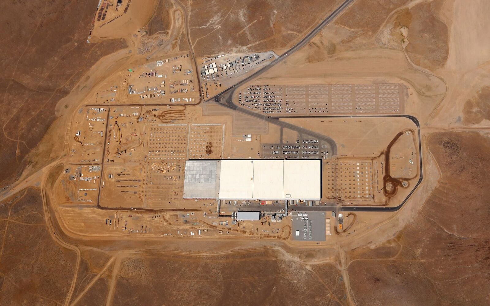 Der erste Teilabschnitt der Gigafactory von Tesla in der Wüste von Nevada ist fertig. Firmenchef Elon Musk baut die größte Batteriefabrik der Welt.