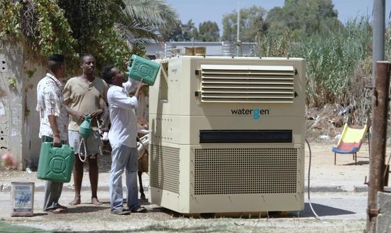 Derzeit testet Water-Gen die Trinkwassermaschine in Shanghai, Mumbai und Mexiko Stadt. Sie produziert täglich bis zu 3.100 L Trinkwasser. 