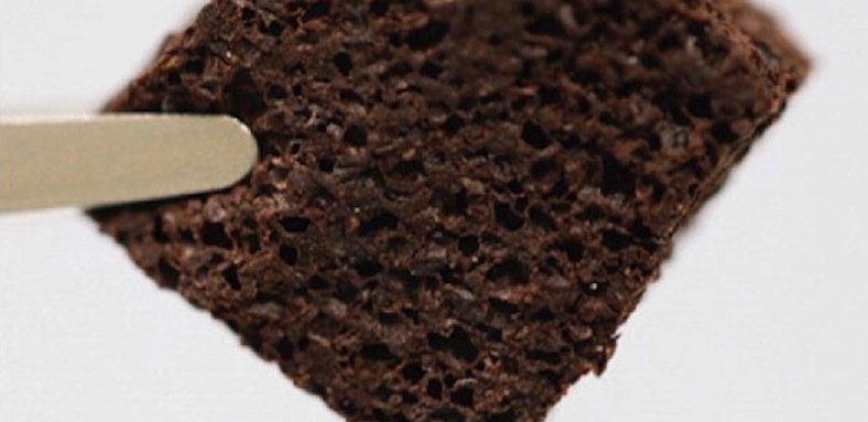 60 Gewichtsprozent Kaffeesatz stecken in diesem porösen Biopolymer-Schwamm – und das sorgt dafür, dass er Schwermetalle ziemlich effektiv aus dem Wasser zieht.