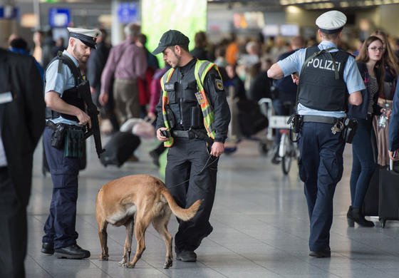 Schaut die NSA mit? Beamte der Bundespolizei und ein Polizeihundeführer mit seinem Hund sichern im März 2016 nach den Terroranschlägen von Brüssel den Terminalbereich des Flughafens in Frankfurt am Main. 2004 hatte der BND entdeckt, dass eine Überwachungskamera des Herstellers NetBotz am Frankfurter Flughafen versuchte, sich mit dem US-Militärserver zu verbinden. 