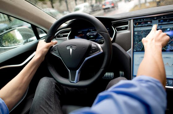 Tesla Model S: Zum ersten Mal ist es auch in Deutschland mit diesem Auto bei eingeschaltetem Autopilot zu einem Unfall gekommen. Der Fahrer beteuert, die Hände immer am Steuer gehabt zu haben. 