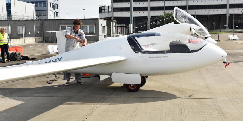 Weltpremiere: Erstes Wasserstoff-Flugzeug fliegt über Stuttgart