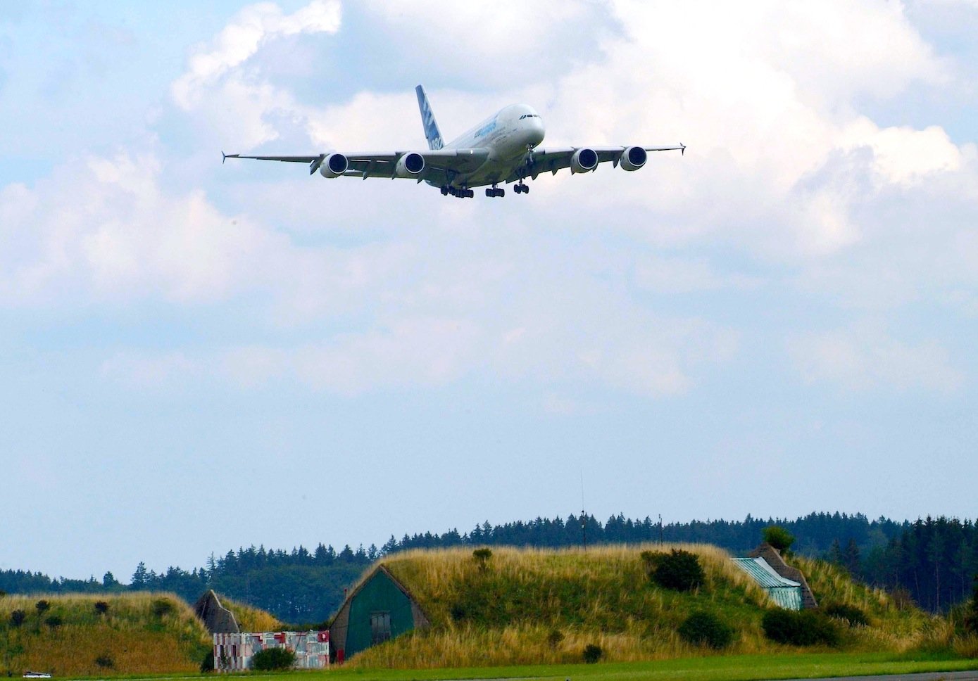 2006 führte das DLR bereits Testflüge mit einem Airbus A380 über Oberpfaffenhofen bei München durch, um die entstehenden Wirbelschleppen zu erfassen.