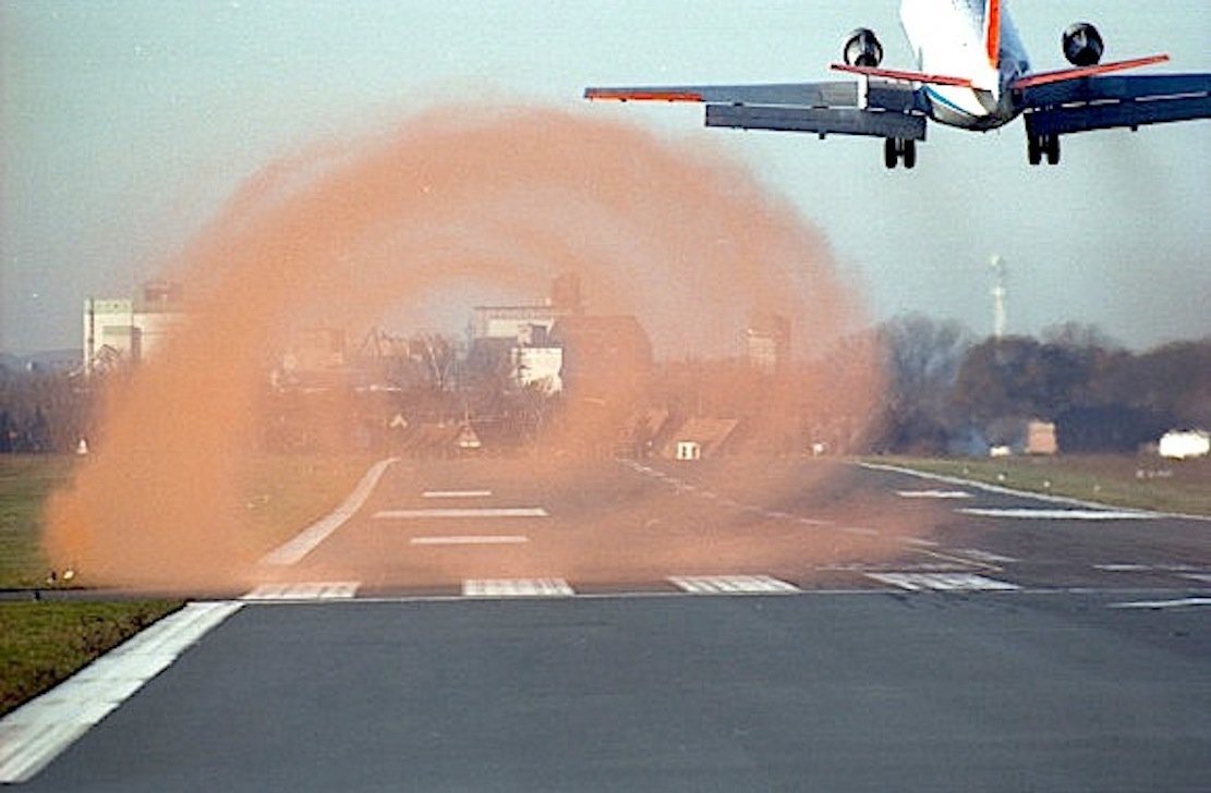 Um die lästigen Wirbelschleppen zu erforschen, die sich hinter einem Flugzeug bilden, hat das Deutsche Zentrum für Luft- und Raumfahrt Farbpartikel eingesetzt, um die Wirbel sichtbar zu machen.