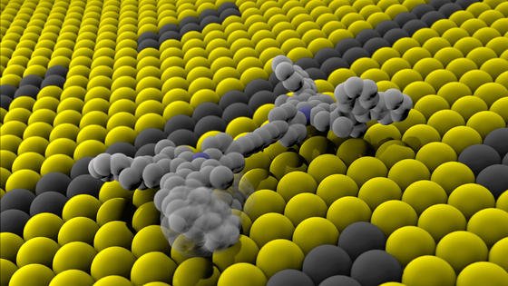 Das Foto zeigt ein winziges Nano-Auto auf einer Kupferscheibe in Bewegung. Das kleinste Auto der Welt besteht aus einem einzigen Molekül. Das winzige Fahrzeug ist nur rund einen milliardstel Meter (Nanometer) lang und wird elektrisch angetrieben. Das Nano-Elektroauto besitzt sogar einen Vierradantrieb. Der an der Universität Groningen lehrende Niederländer Bernard Feringa hat am 5. Oktober 2016 zusammen mit zwei weiteren Wissenschaftlern für die Entwicklung von molekularen Maschinen den Chemie-Nobelpreis zugesprochen bekommen. 