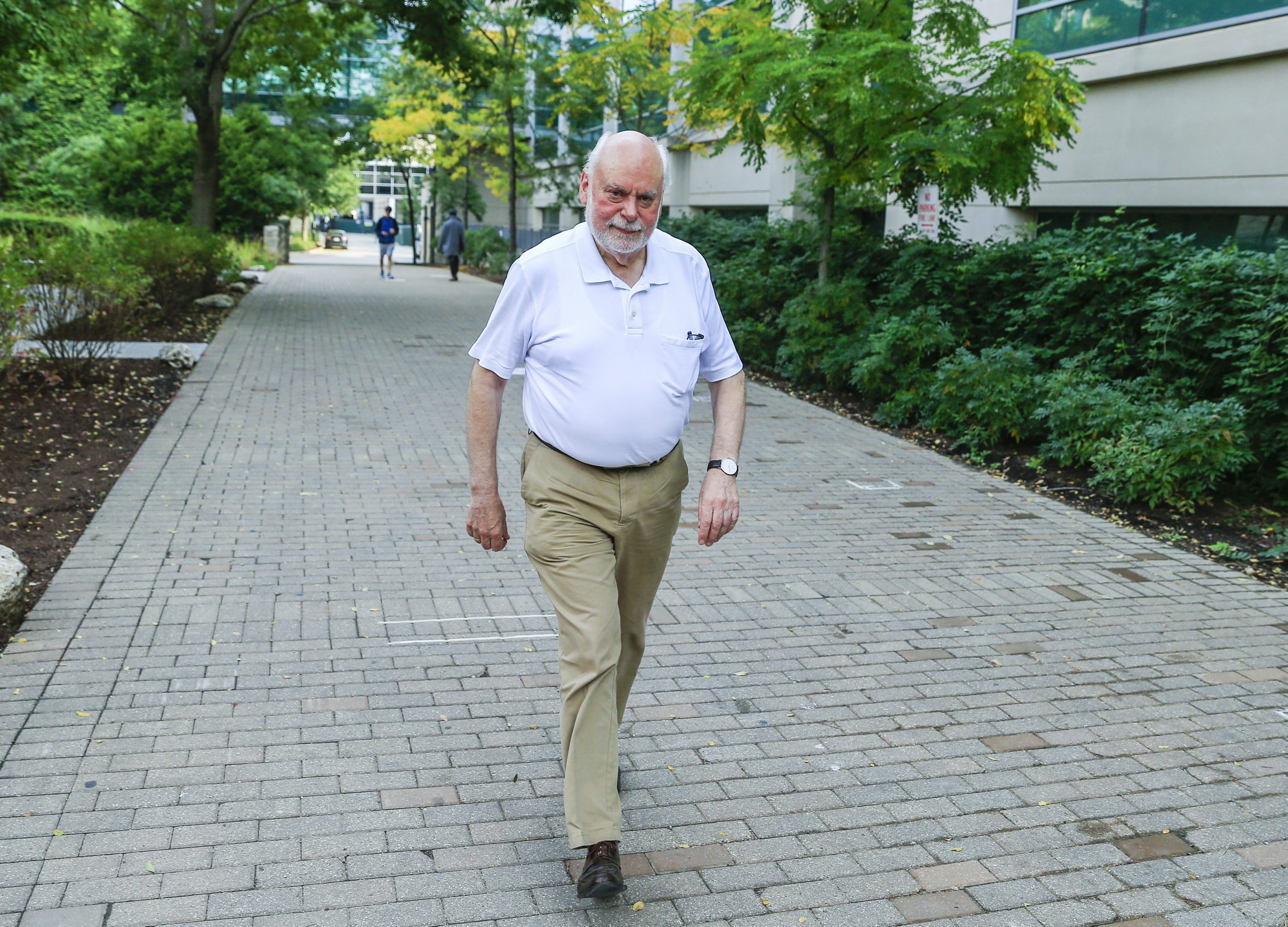 Sir J. Fraser Stoddart, einer der drei Nobelpreisträger in Chemie 2016, spaziert am 5. Oktober 2016 auf dem Campus der Northwestern University in Evanston (Illinois).