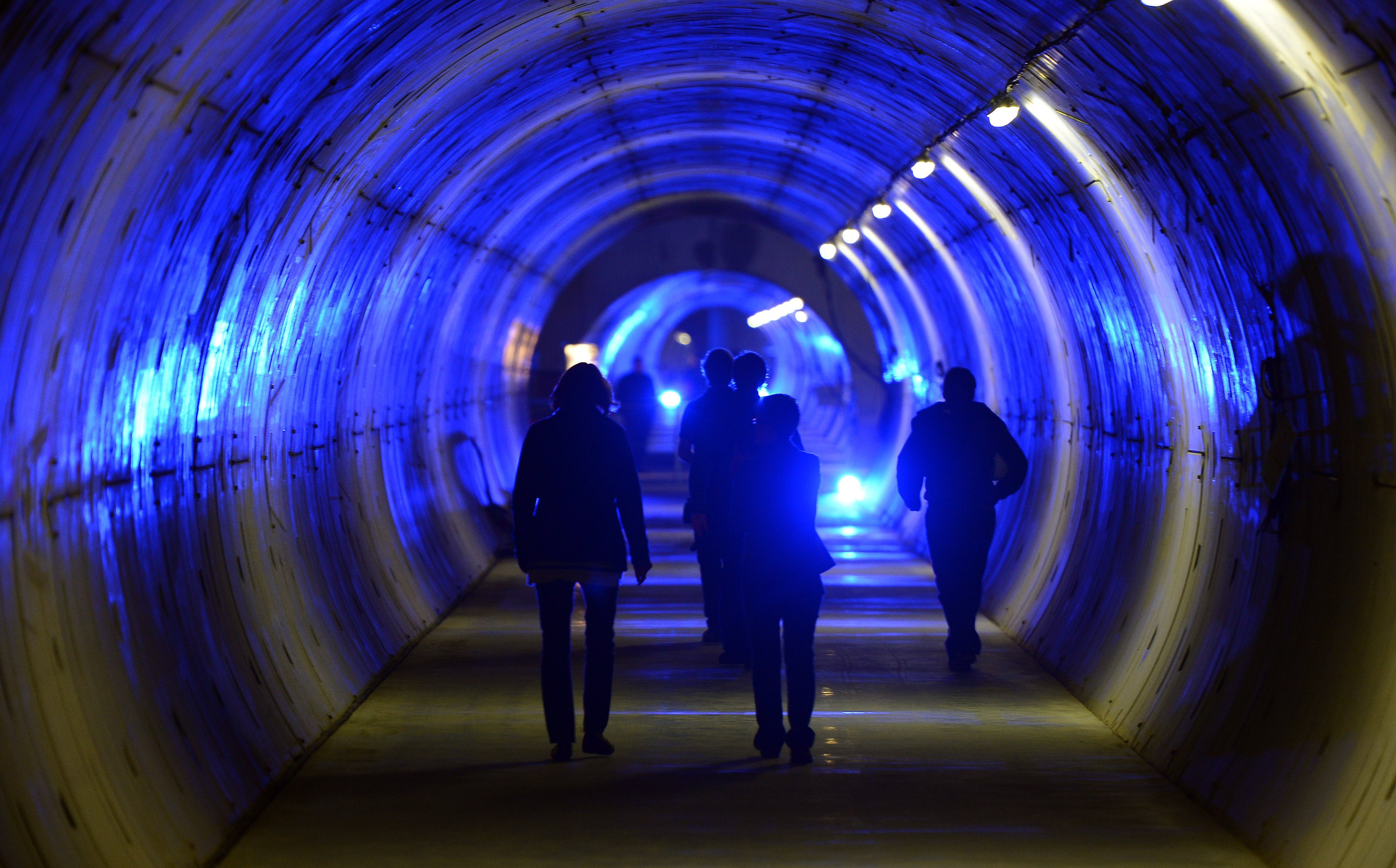 Da war er noch nicht ganz fertig, aber die Tiefbauarbeiten abgeschlossen: Eine Besuchergruppe läuft in Schenefeld im Tunnel des Röntgenlasers XFEL. 