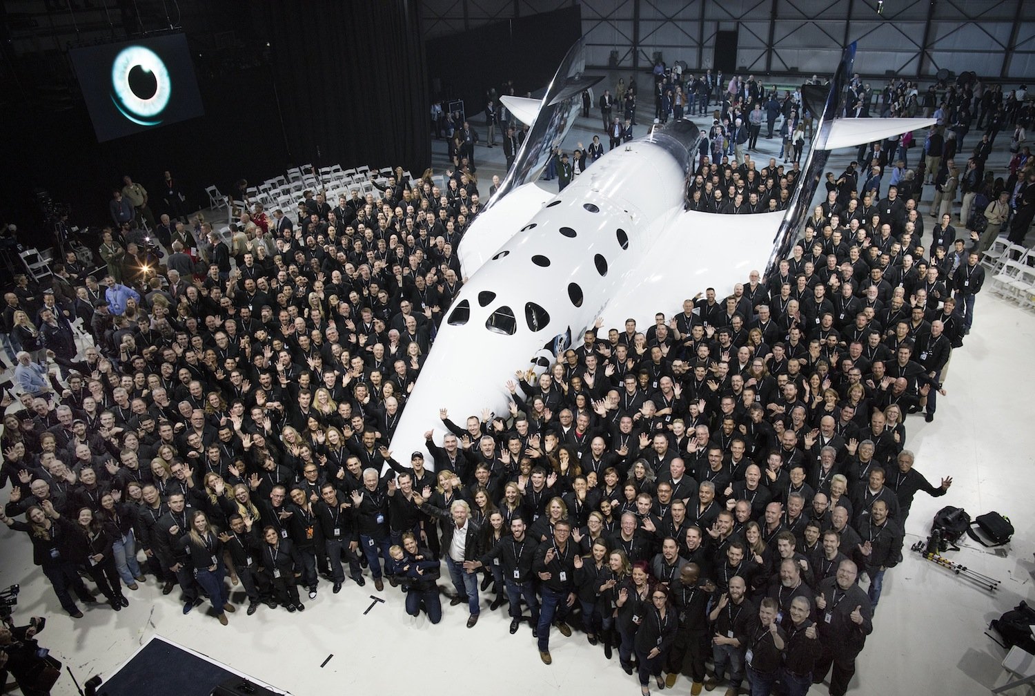 Das Team von Virgin Galactic feiert die Präsentation der VSS Unity. Die Raumfähre soll Menschen in den Weltraum bringen. Ticketpreis: 250.000 $.