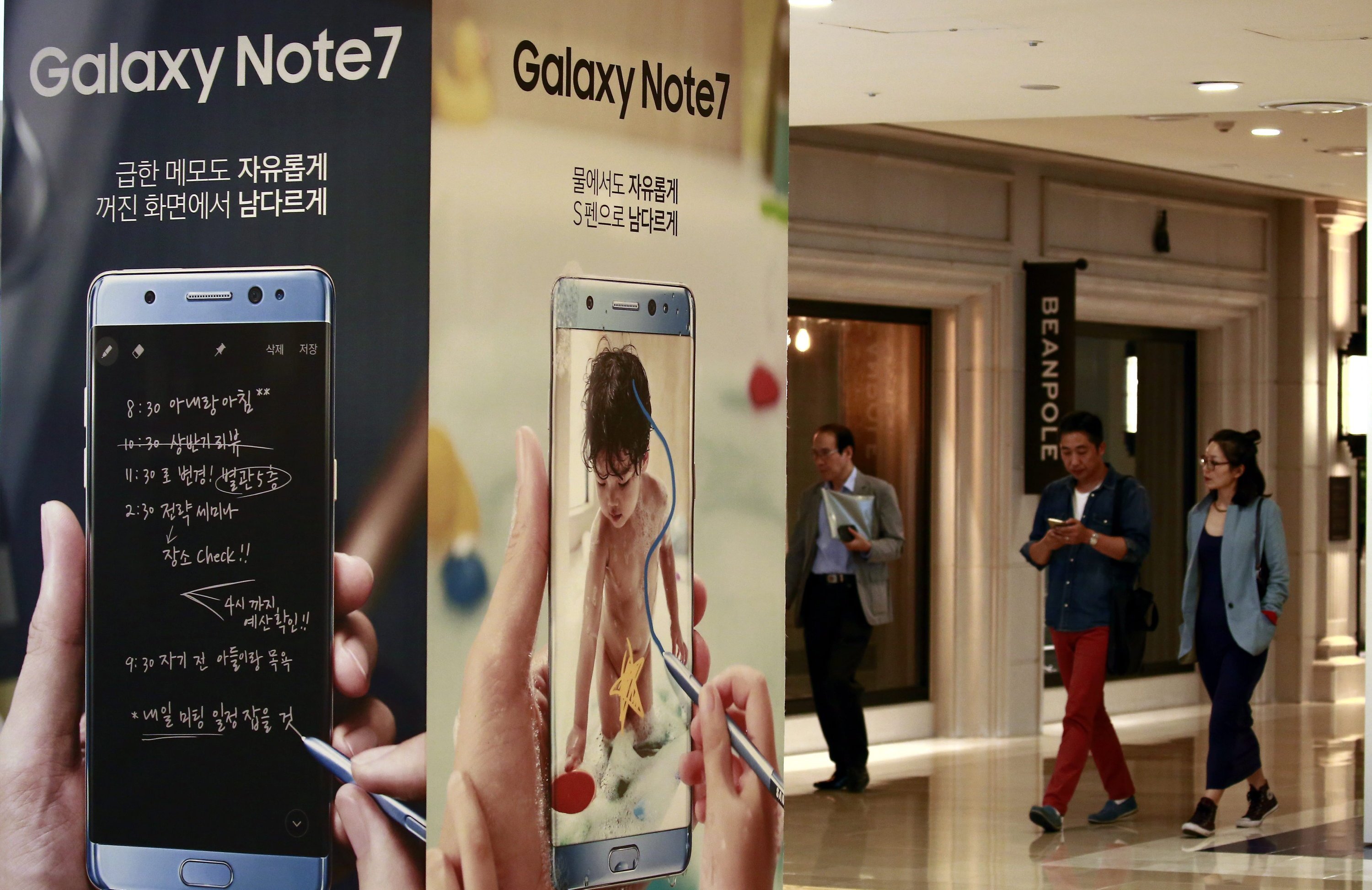 Samsung hat die Produktion seines neuen Galaxy Note 7 eingestellt. Damit reagiert der Konzern auf die Akkuprobleme des neuen Smartphones. Auch die Akkus der Austauschgeräte fangen Feuer. 
