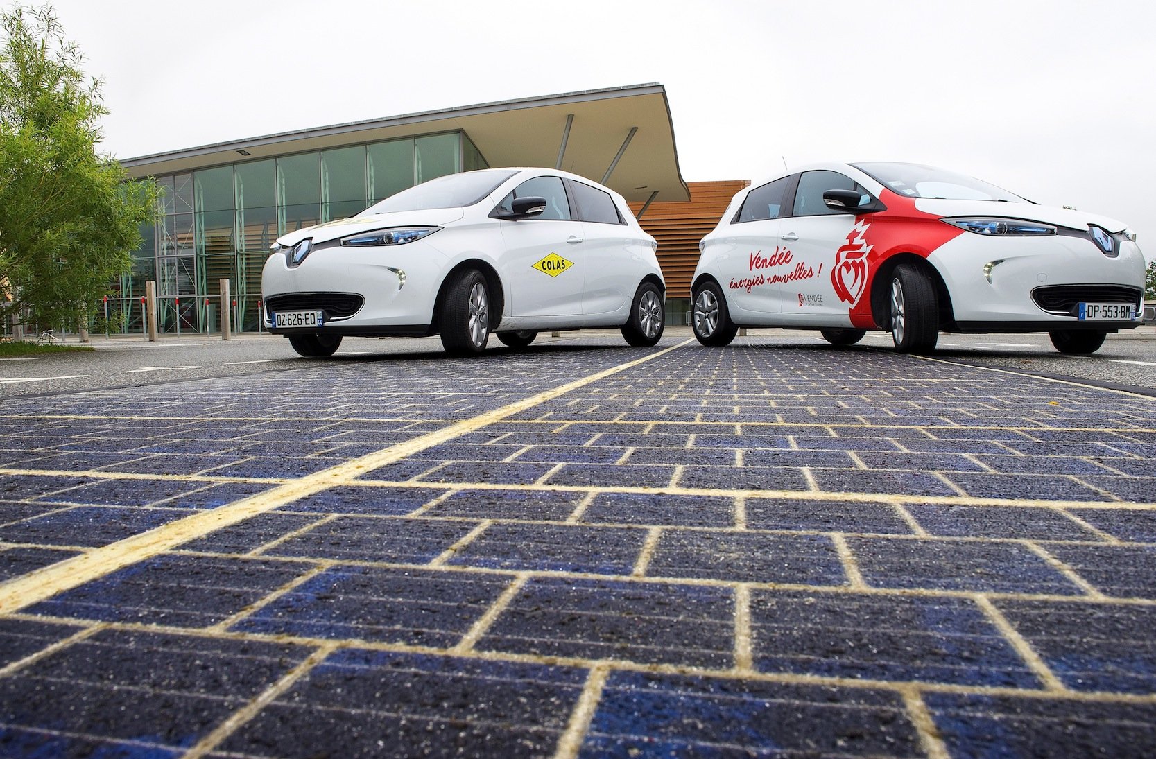 Das französische Unternehmen Cola hat die ersten Solarmodule bereits auf einem Platz in Frankreich verlegt.