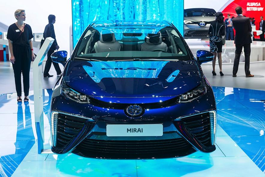 Im Toyota Mirai hat die Wasserstofftechnologie bereits den Sprung in die Serienfertigung geschafft. Kostenpunkt: knapp 78.000 €. 