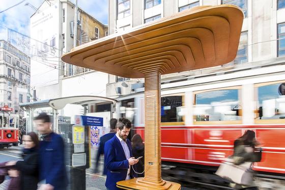 Haltestelle aus Holz am Taksim-Platz in Istanbul: So schön können Haltestellen für Busse und Bahnen sein. Entworfen hat das Objekt der russische Designer Artemy Lebedev.