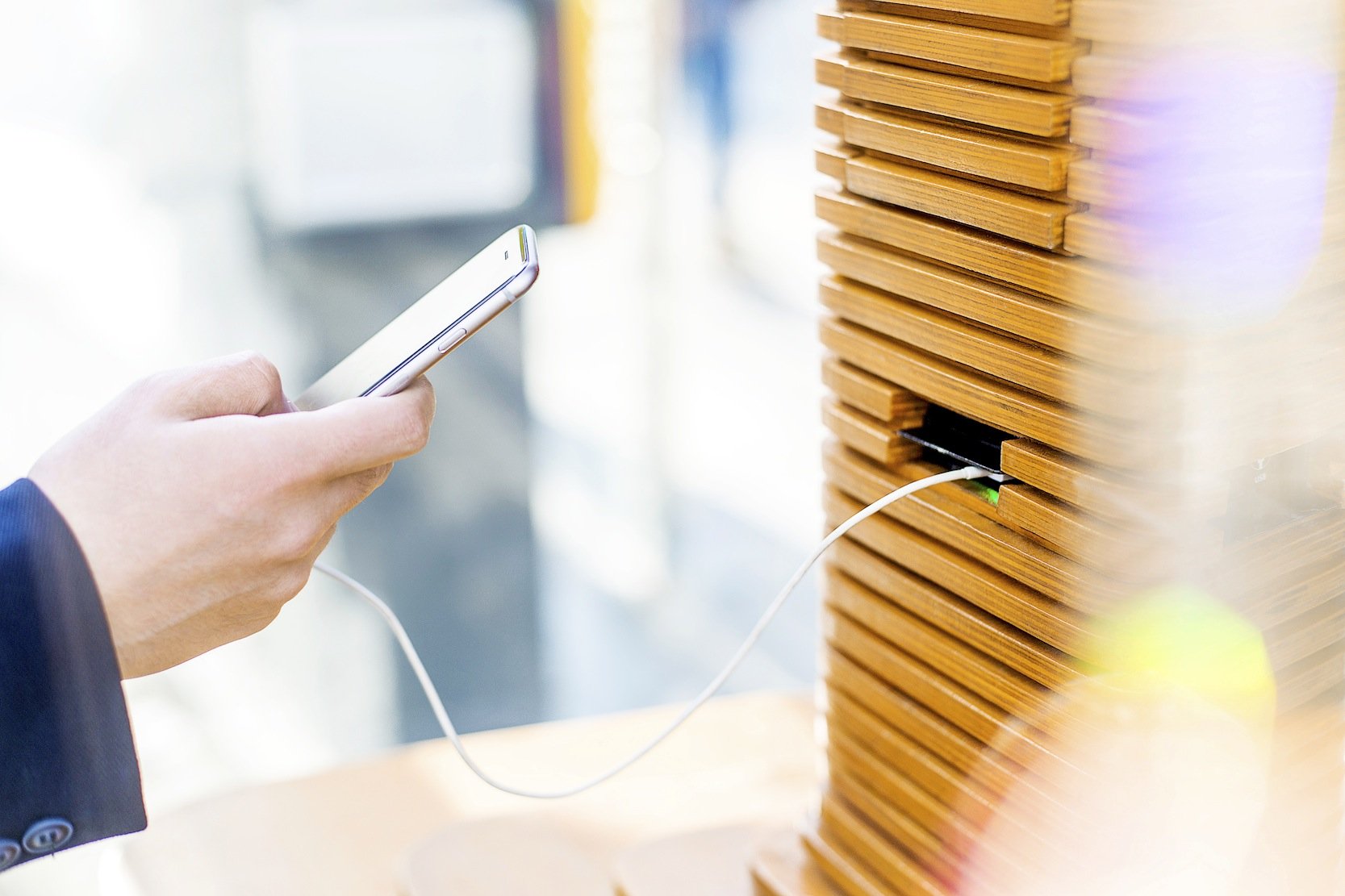 Die Design-Haltestelle am Taksim-Platz hat USB-Steckplätze zum Aufladen von Smartphones und Tablets.