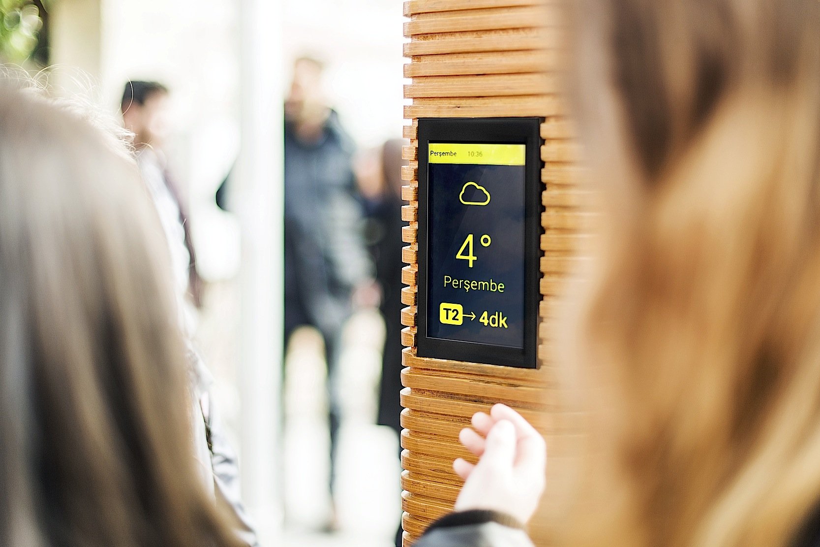 Auf einem kleinen Bildschirm können die Verkehrsbetriebe Informationen zum Wetter, den Ankunfts- und Abfahrtszeiten sowie den Strecken von Bus und Bahn anzeigen. 