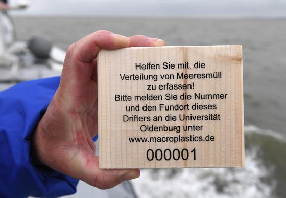 Holzdrifter mit Infotext zur Erfassung des Meeresmülls: Bürger sind aufgefordert, den Fundort zu melden. Die Forscher erfahren dadurch mehr über die Verbreitung von Plastikmüll in der Nordsee.