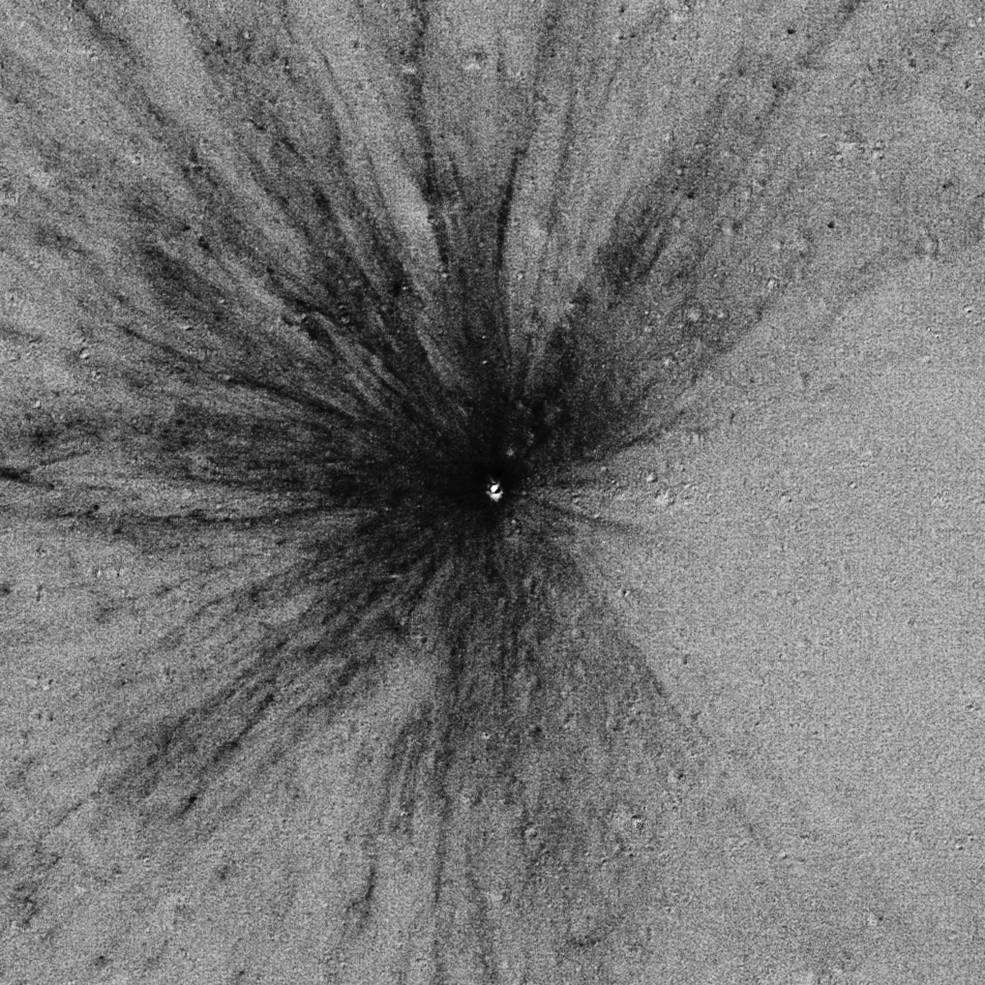 Ein Krater auf dem Mond, der zwischen dem 25. Oktober 2012 und dem 21. April 2013 entstanden ist.