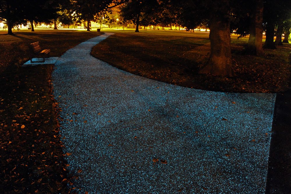 Leuchtender Gehweg in Cambridge: Ingenieure haben eine Imprägnierung mit Partikeln entwickelt, die die UV-Strahlung des Sonnenlichts speichern und abends abgeben.