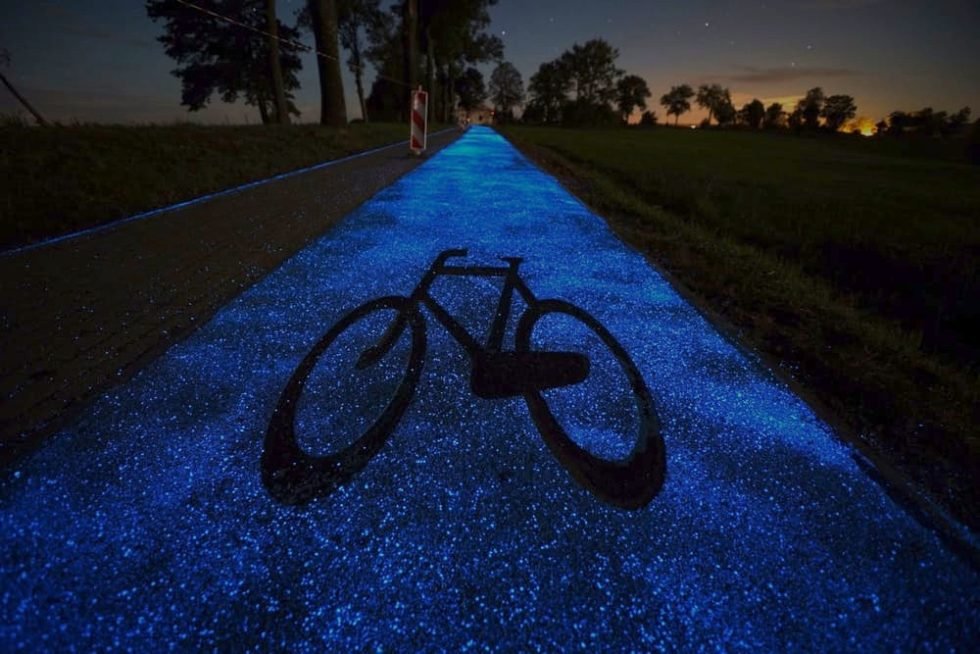 Dieser Radweg in Polen leuchtet nachts blau