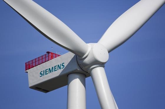 Siemens baut gemeinsam mit Forschern der Technischen Universität Hamburg-Harburg einen Speicher für überschüssigen Wind- und Solarstrom. Er besteht aus Natursteinen, die wärmeisoliert werden.