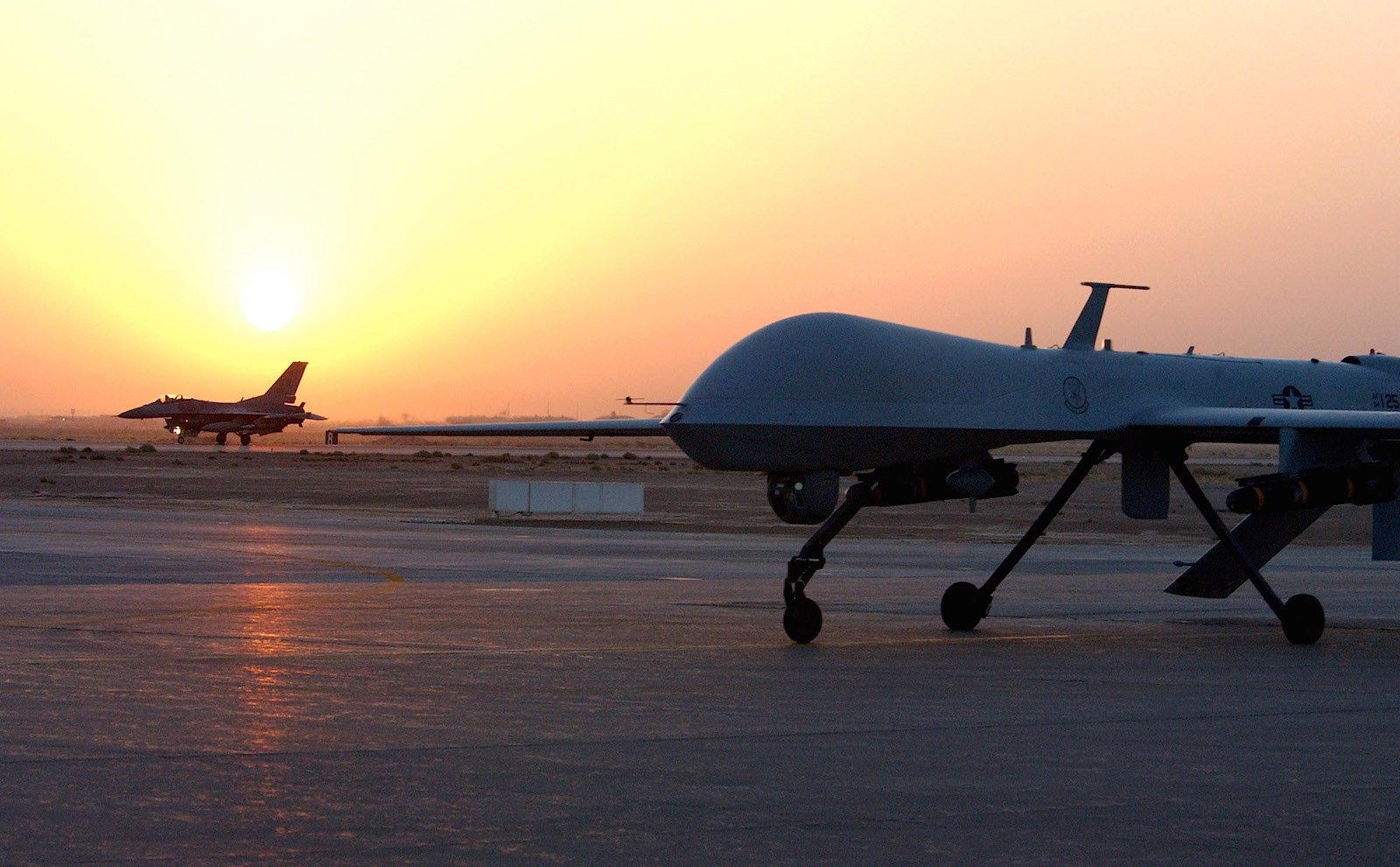 Das unbemannte Luftfahrzeug MQ-1 Predator (vorne im Bild) nach der Rückkehr von einem Einsatz im Irak.