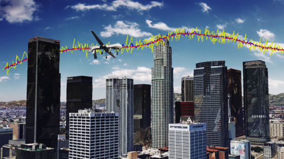 Eine unbemannte Drohne bei einem Simulationsflug über Los Angeles: Die rote Linie zeigt die wirkliche Flugbahn, die gelbe Linie gibt die Ortung durch GPS-Signale wieder. GPS-Signale und Signale aus der Umgebung kombiniert verfeinern die Ortung, wie die blaue Linie erkennen lässt. 