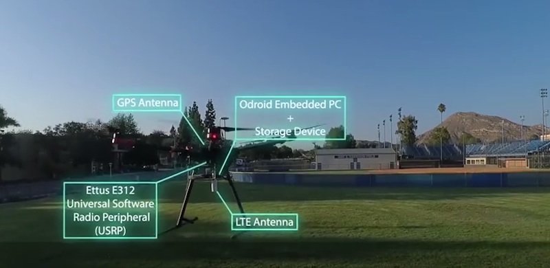 Testdrohne, die sowohl GPS-Daten als auch Umgebungssignale für die Navigation nutzt.