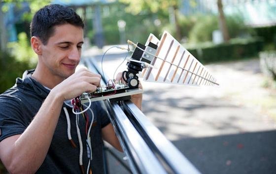 Prototyp der Drohne: An der Universität Ulm werden Tests mit dem ersten Prototyp des Radargeräts durchgeführt. Dabei simuliert eine Schiene die Flugbewegung der Drohne.       